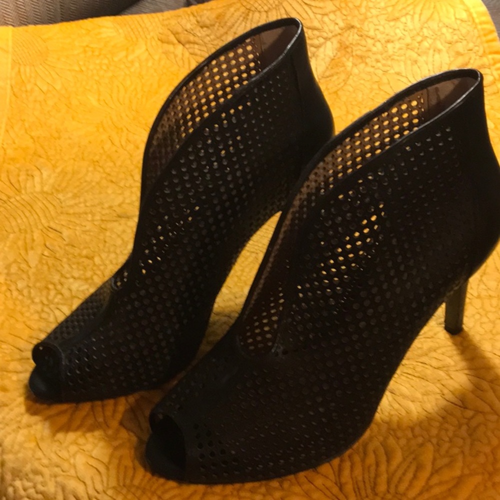 Vince Camuto peep toe bootie cutout design Sz 6